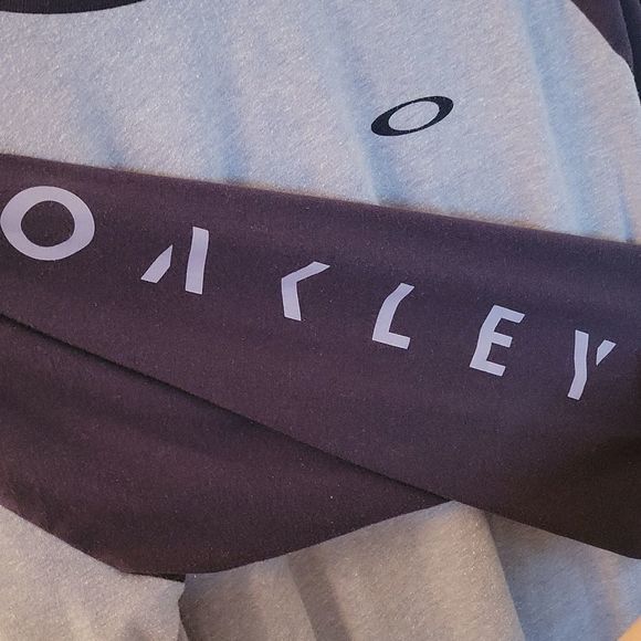 Oakley 3/4 length Raglan Sleeve Tee - Picture 4 of 6